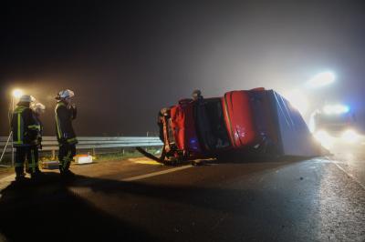 Verkehrsunfall - Klein Laster umgekippt - 60 Liter Diesel ausgelaufen auf der A8 bei Wendlingen